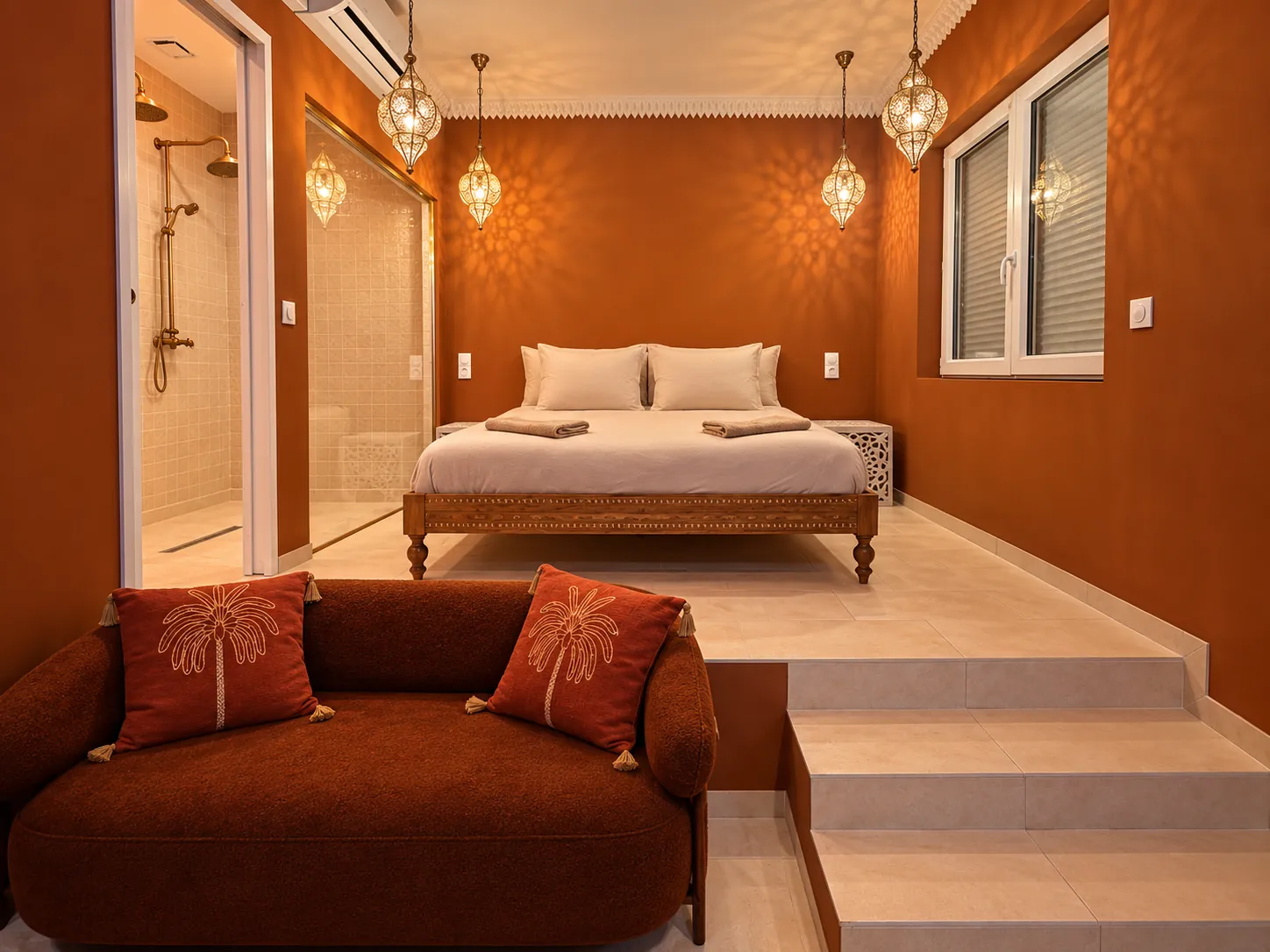 Suite 1001 Nuits — Rive Droite, ambiance orientale, estrade et vue sur la suite
