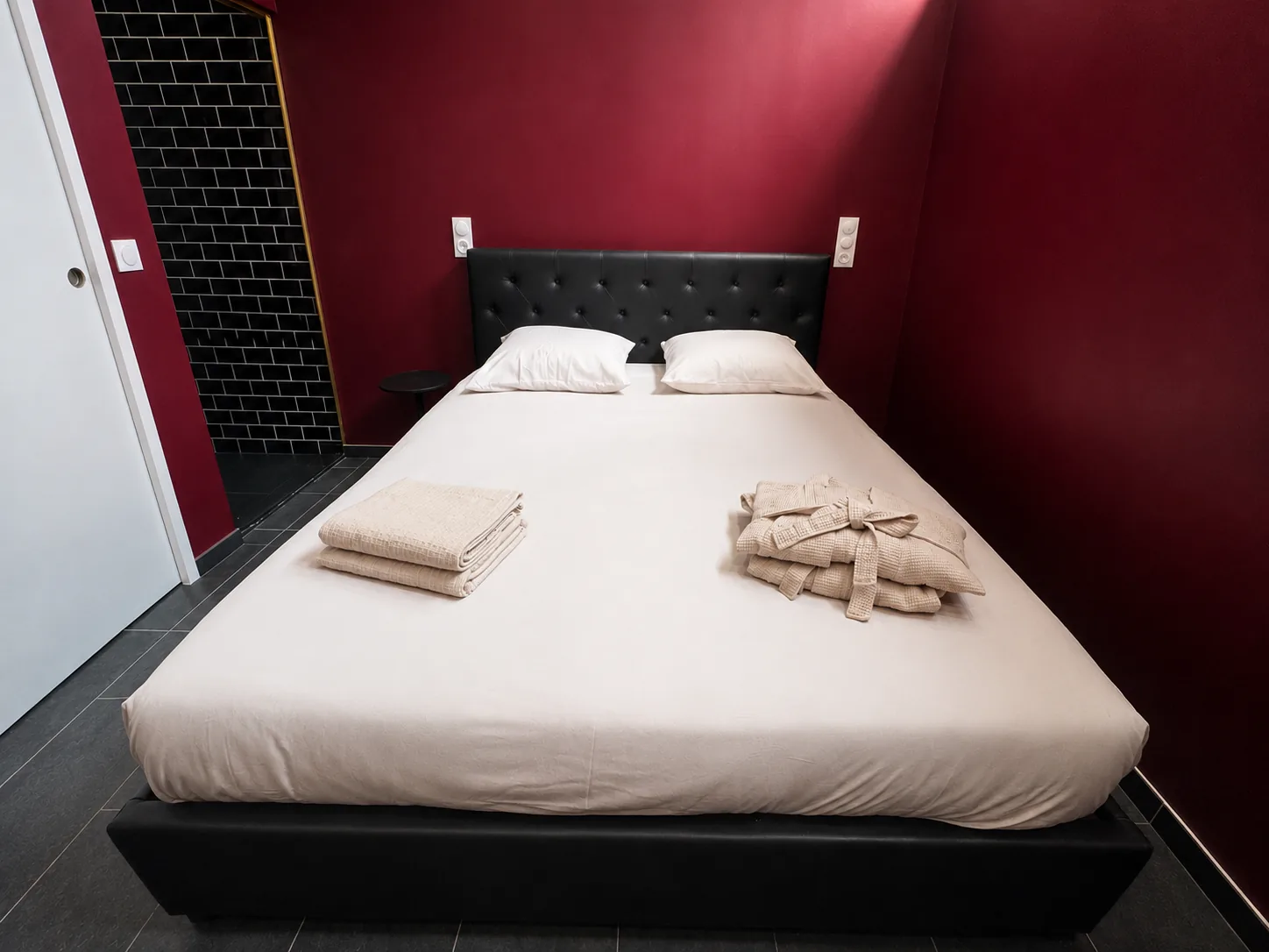 Suite 50 Nuances — Rive Droite, lit double et tête de lit capitonnée noire