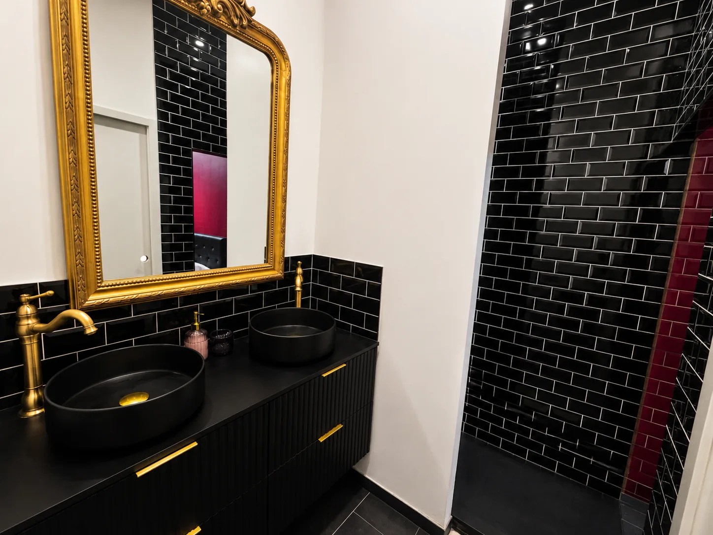 Suite 50 Nuances — Rive Droite, salle de bain noire avec double vasque et miroir doré