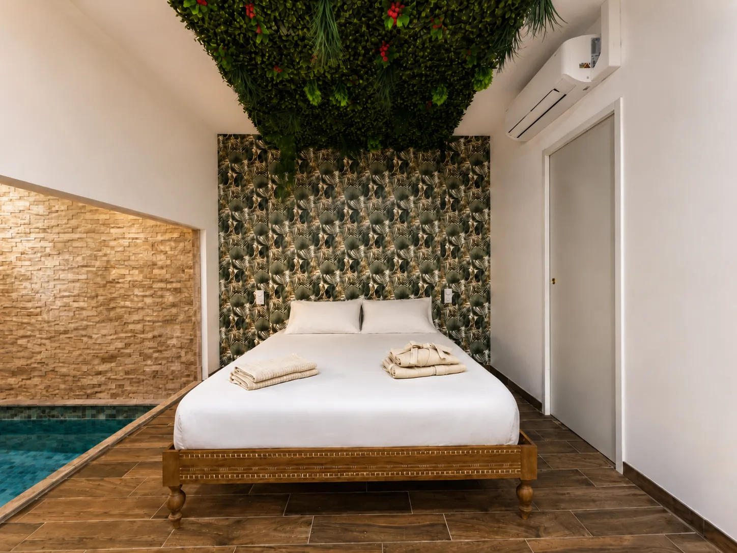 Suite Bali — Rive Droite, lit double et papier peint tropical