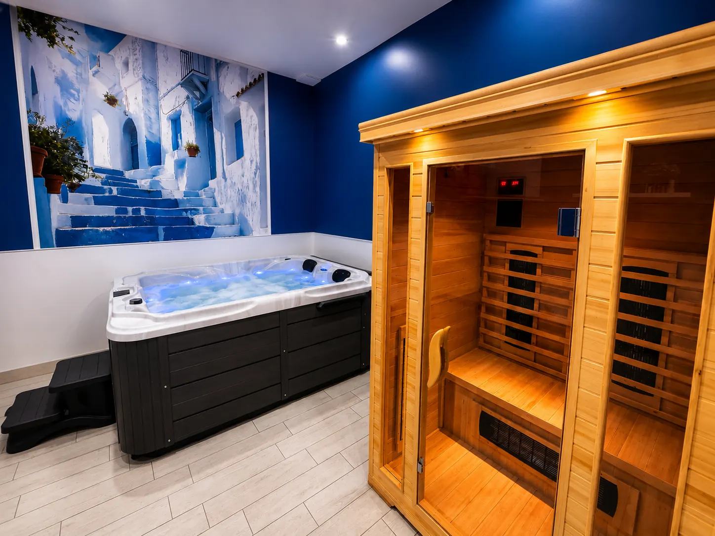 Suite Santorini — Rive Droite, ambiance bleu et blanc inspirée des Cyclades